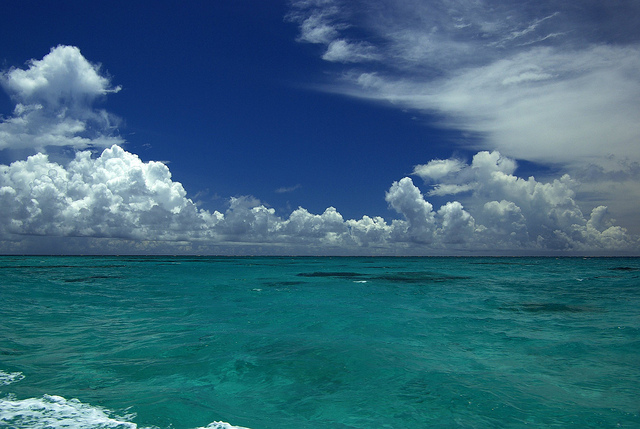 Kume Island Sea and Clouds (photo: A Shino/flickr)