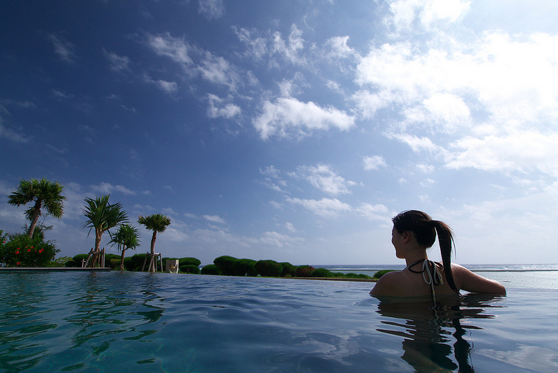  Cypress Resort Kumejima pool (photo: Shin.Shin/flickr)