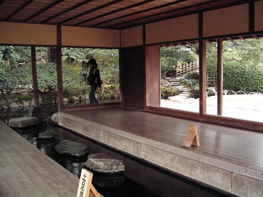 Okayama Korakuen stream through building