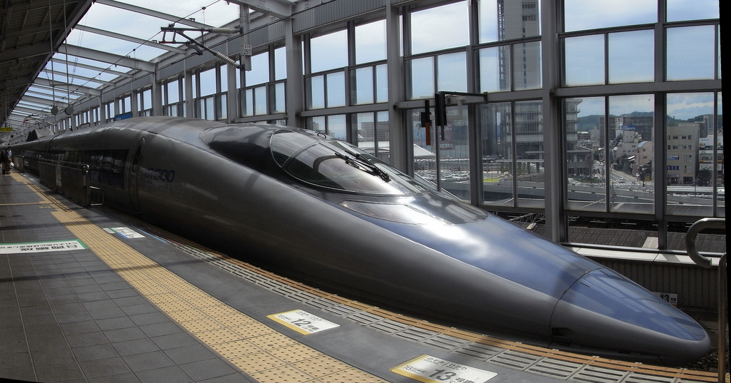 Shinkansen JR500 West at Okayama (photo: yuki_alm_misa/flickr)