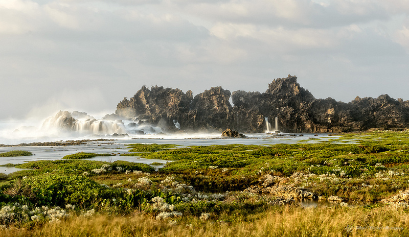 Yamatodomari Coast in Kumejima, Okinawa (photo:  Madrugada em Azul/flickr)