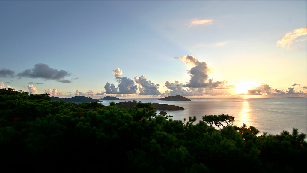 Sun setting from the Unajinosachi observatory on Zamami Island (photo: rogerimp/flickr)
