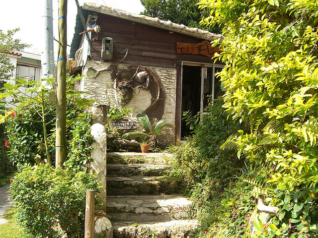 Tsuboya Pottery Street Artisan Shop (photo: navisan/flickr)