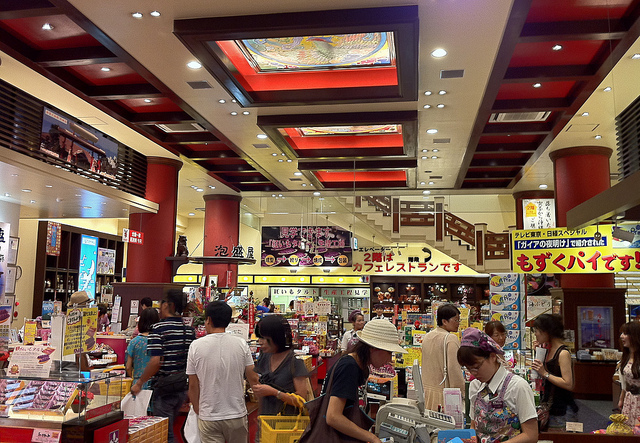 Kokusai-dori Shop (photo: jasonpoon/flickr)