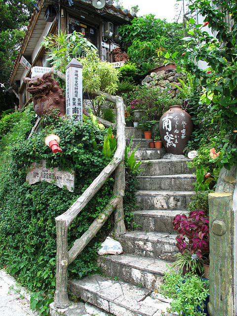 Tsuboya Yachimun Yakimono in Naha (photo: Andrew McLucas/flickr)