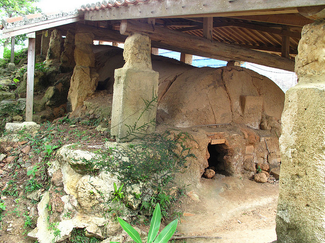 Tsuboya Yachimun Street kiln (photo: Andrew McLucas/flickr)