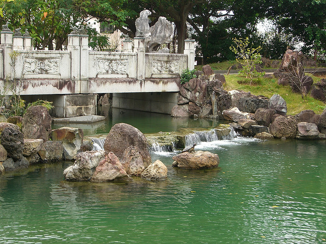 Fukushu-en Garden pond and turtle (photo: navisan/flickr)