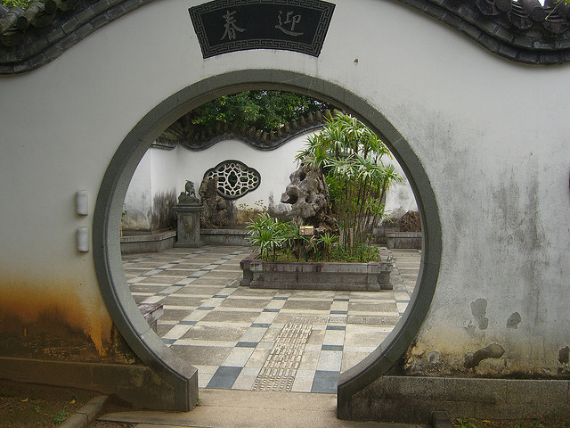Fukushu-en Garden keyhole gate (photo: naviasan/flickr)