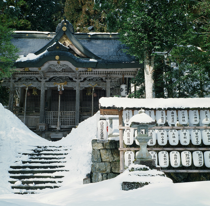 Hachiman Shrine in Snow (photo: Wunkai/flickr)