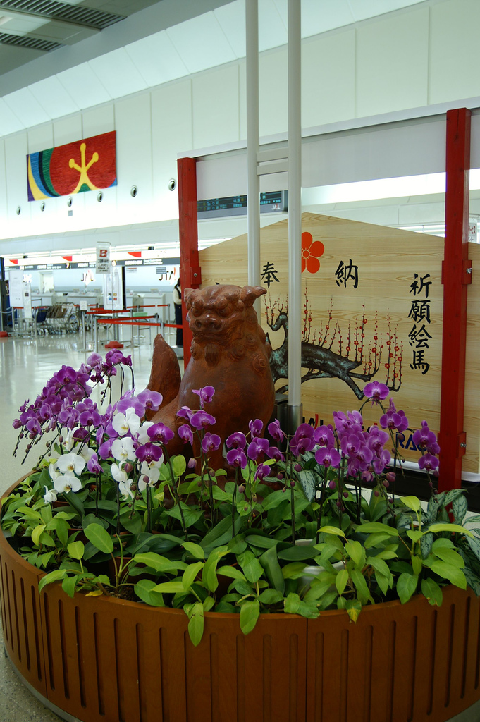 Naha Airport Shisa (photo: Hideyuki KAMON/flickr)