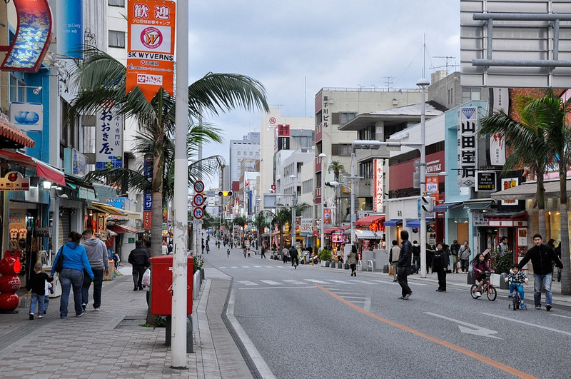 Kokusai-dori in the day (photo: World Walk About/flickr)