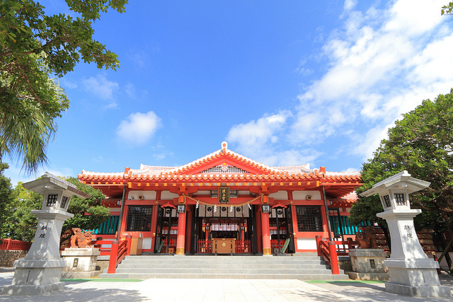 Okinawa's Spectacular Naminoue Shrine (photo: Marco Ma/flickr)