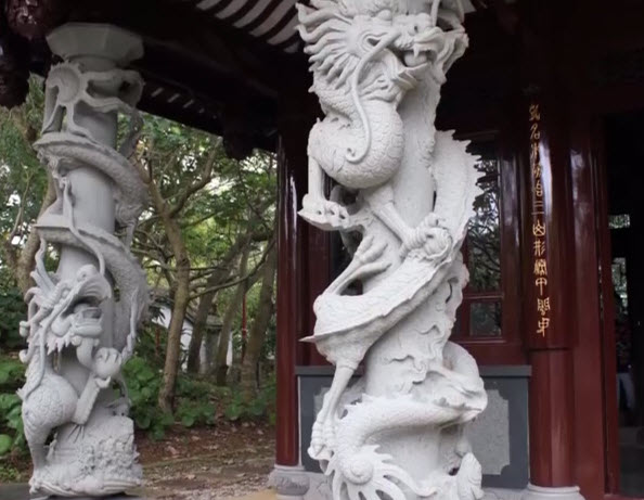 Fukushu-en Chinese Garden carved pillars