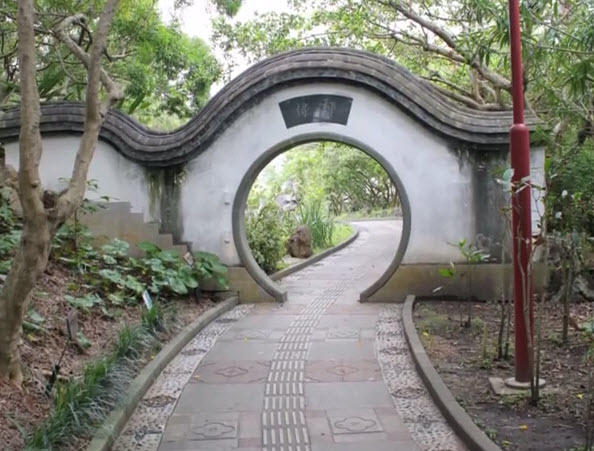 Fukushu-en Chinese Garden gate