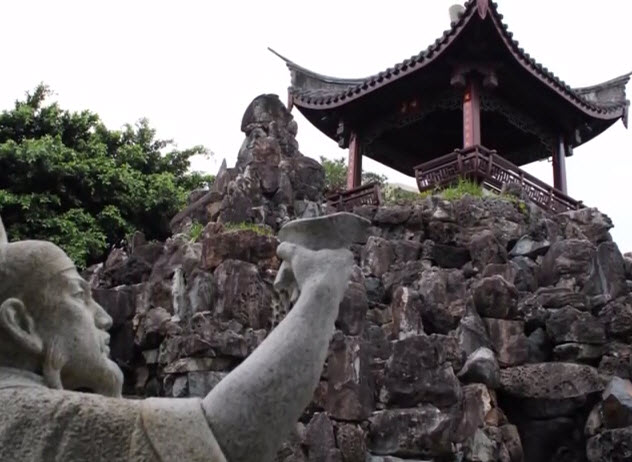 Fukushu-en Chinese Garden statue