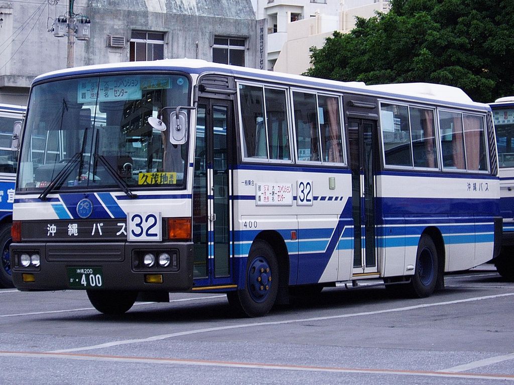 English: Okinawa Bus 日本語: 沖縄バスの中型車 Mitsubishi ...