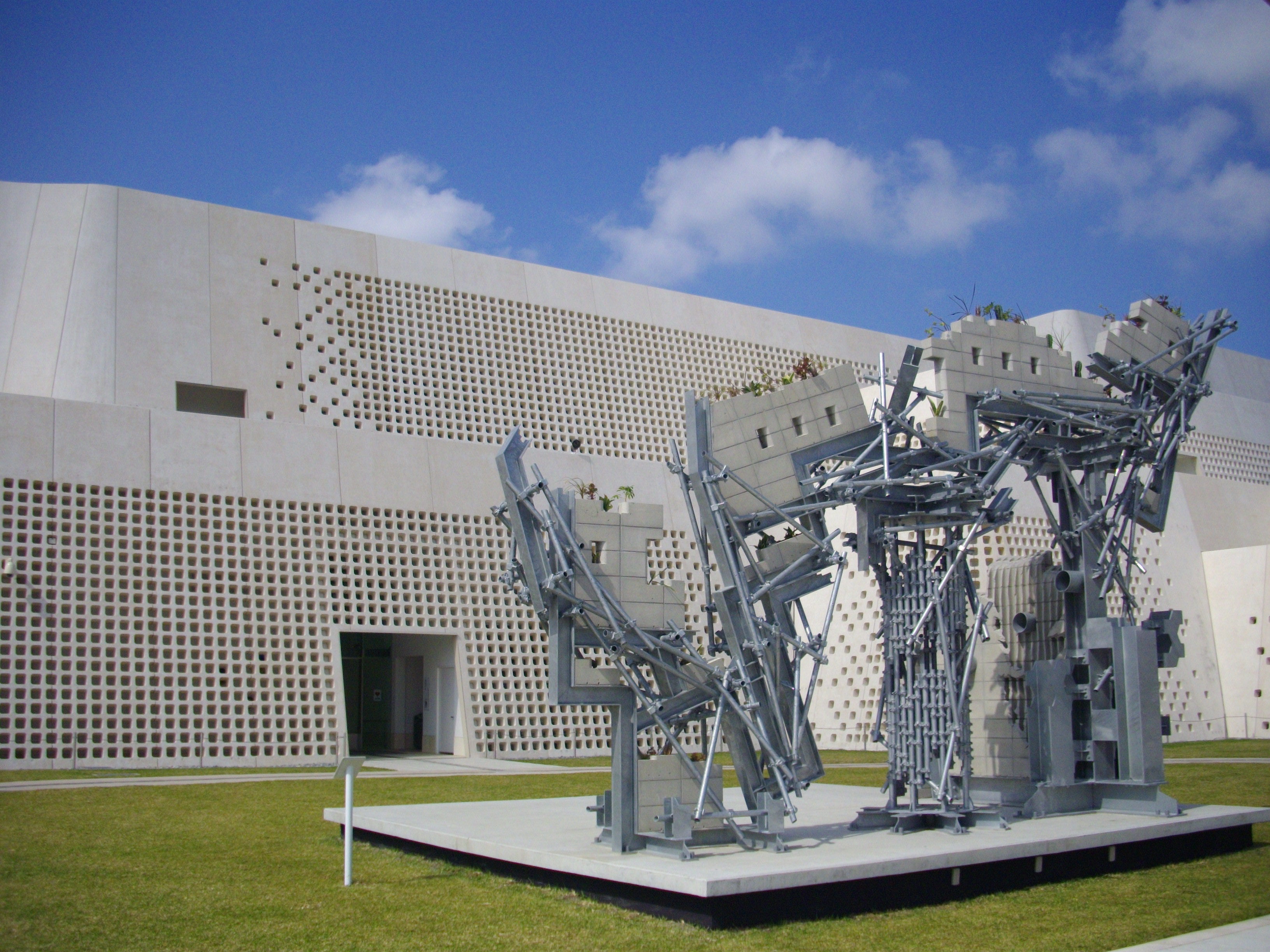 English: A large sculpture in sculpture garden...