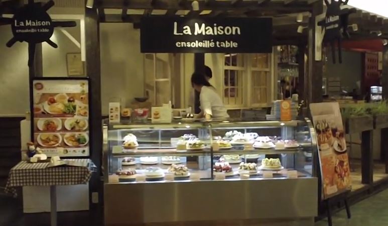 La Maison ensoleille table at Sapporo Station