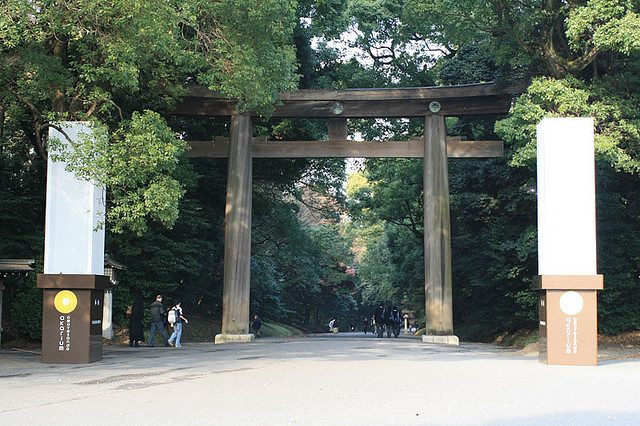 Meiji Jingu Main Entrance (photo:  charlesmonaco/flickr)