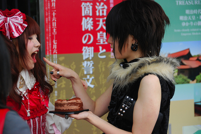 Harajuku girls eating cake (photo: Manu Vallyon/flickr)