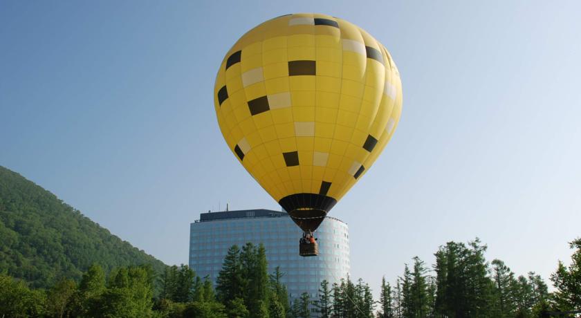 Hilton Niseko Village in Hokkaido hot air ballooning