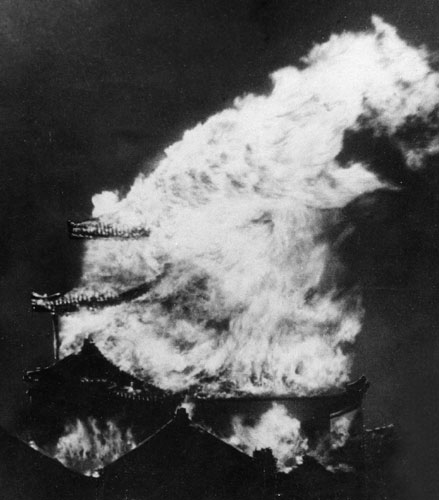 English: Burning Nagoya Castle (Author's origi...