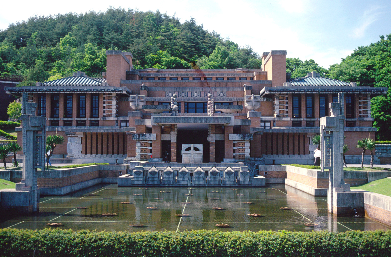 English: Facade of Frank Lloyd Wright's Imperi...