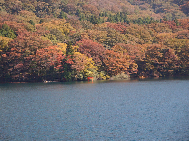 Lake Ashi in Hakone fall colours (photo: Guilhem Vellut)