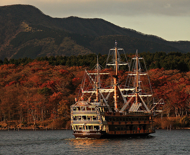 Lake Ashi in Hakone fall colours with Pirate Ship (photo: Roy Chan/flickr)