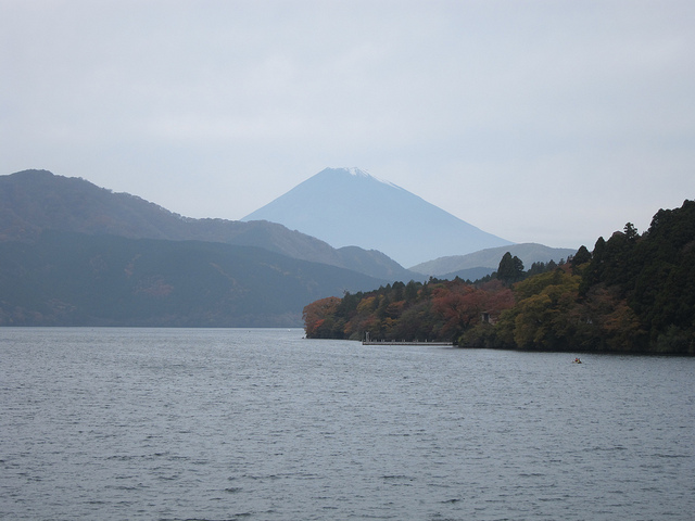 Lake Ashi in Hakone fall colours and Mt. Fuji (photo:  hslo/flickr)