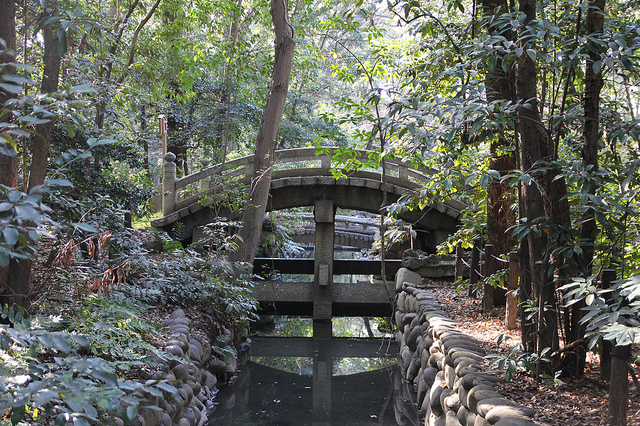 Atsuta Shrine Bridge (photo:  Christian Kaden/flickr)
