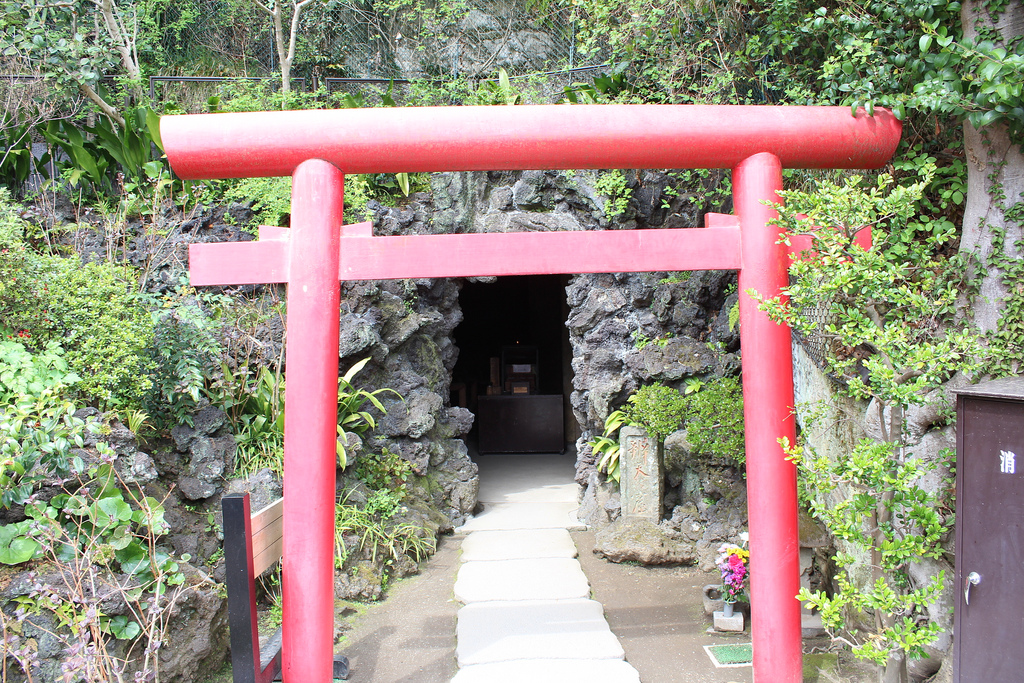 Hase-dera cave with statues dedicated to Benten