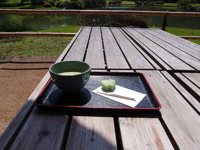 Rikugien Garden tea and candy (photo: Guilhem Vellut/flickr)