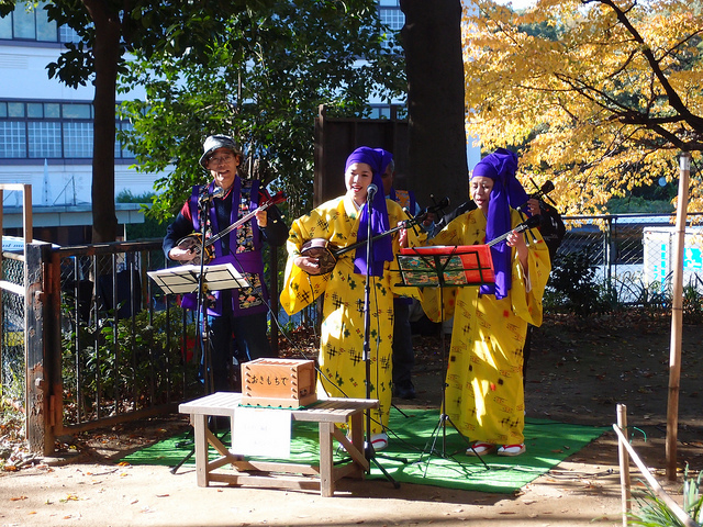 Okinawa traditional music performance @ Ueno Park (photo: Guilhem Vellut/flickr)