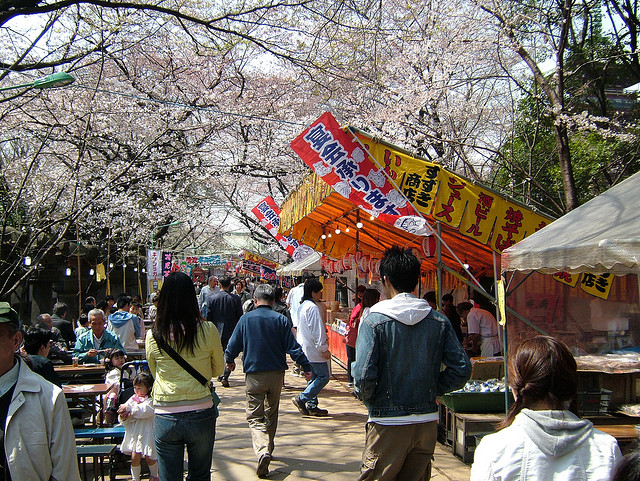 Ueno park yatai stalls (photo:Narcisseae/flickr)