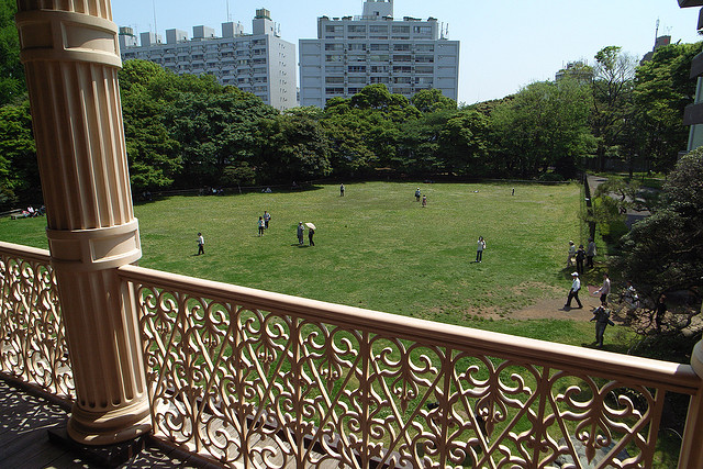 kyu-iwasaki-tei view from balcony (photo: Takanori Nakanowatari/flickr)