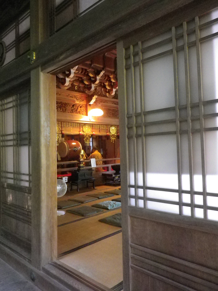 Mönch bei der Zeremonie in Miyajima