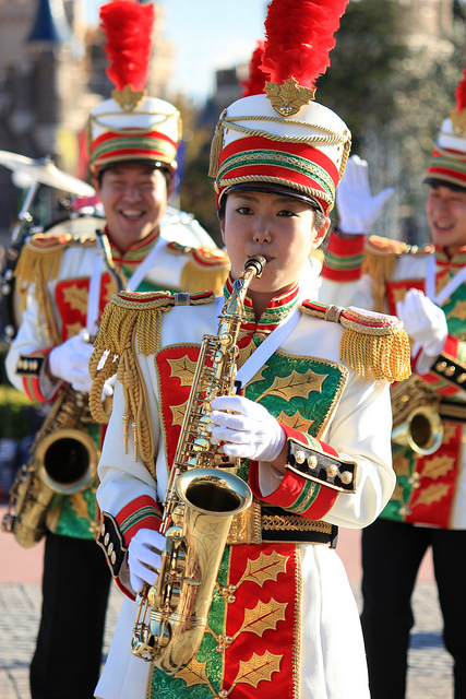 Tokyo Disneyland Band at Christmas (photo: Ryutaro Koma/flickr)