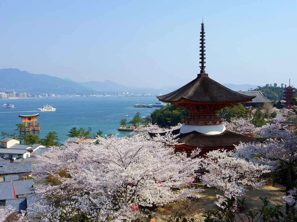 多宝塔より厳島神社を臨む (Itsukushima Shrine in spring)