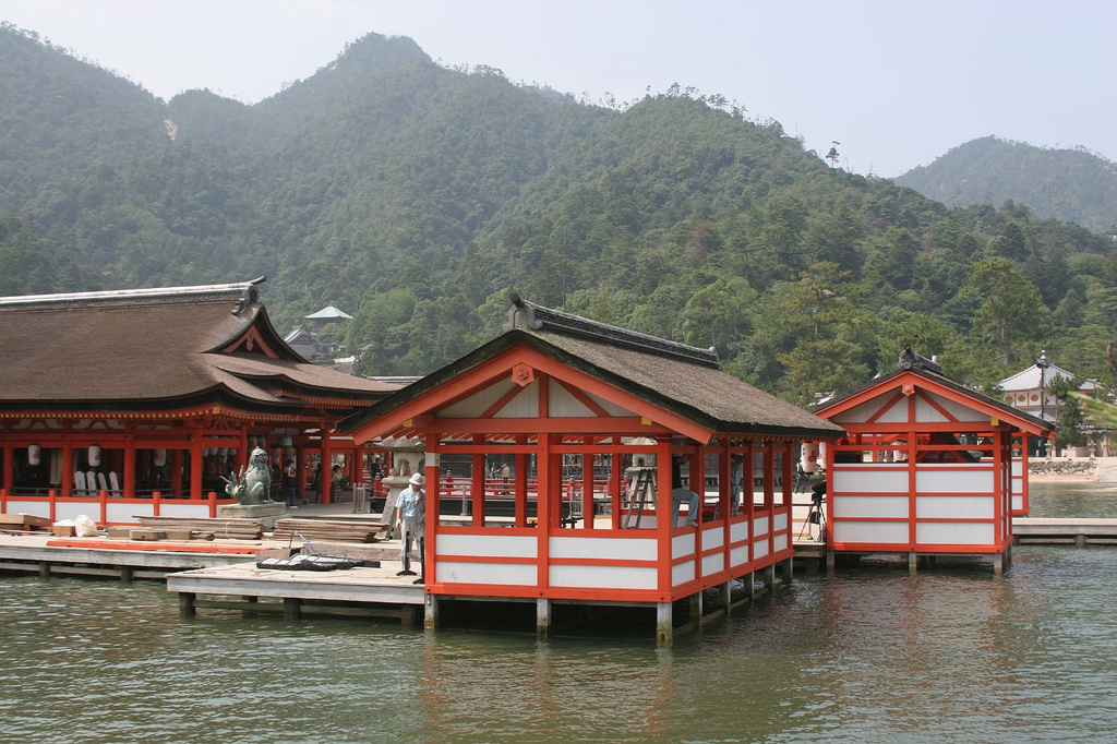 Itsukushima Shrine (厳島神社)