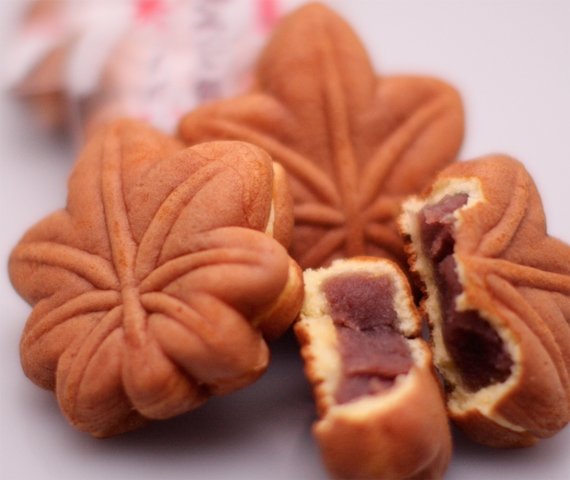 Momiji Manjou (photo: SAKURA EXPRESS)