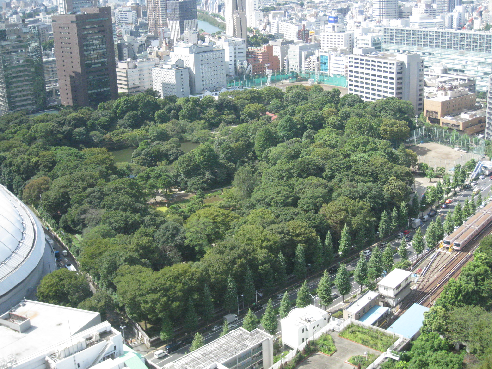 Koishikawa Korakuen (小石川後楽園 Koishikawa Kōrakuen), located at Koraku, Bunkyo, Tokyo, Japan 日本語: 小石川後楽園。東京都文京区後楽。文京シビックセンターより望む (Photo credit: Wikipedia)