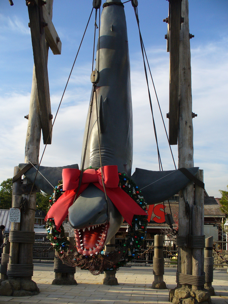 Universal Studios Japan Christmas Jaws (photo: HAMACHI!/flickr)