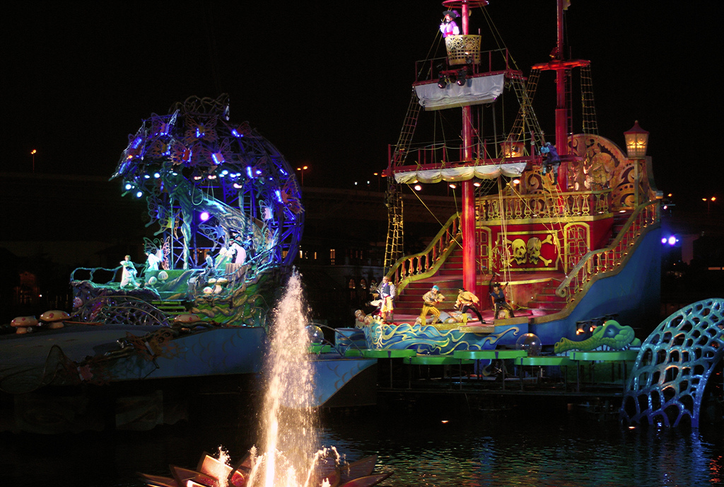 Universal Studios Japan Christmas Peter Pan (photo: JanneM/flickr)