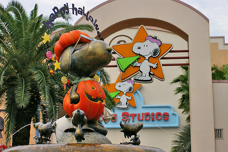 Universal Japan Snoopy Halloween (photo:  HAMACHI!/flickr)