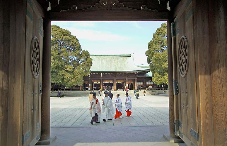 Priests and maidens wear traditional dress in ...