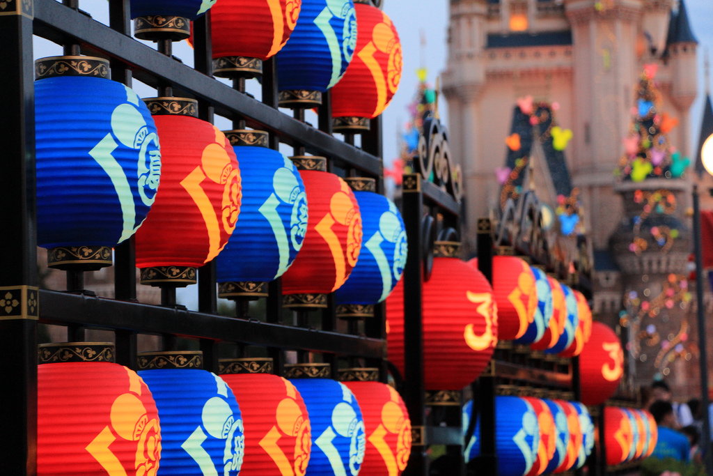 Tokyo Disneyland Fall 2013 - Japanese style lanterns (photo: ClRyu/flickr)