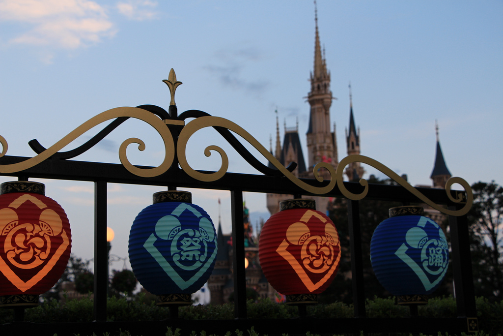 Tokyo Disneyland Fall 2013 - Japanese style lanterns (photo: ClRyu/flickr)