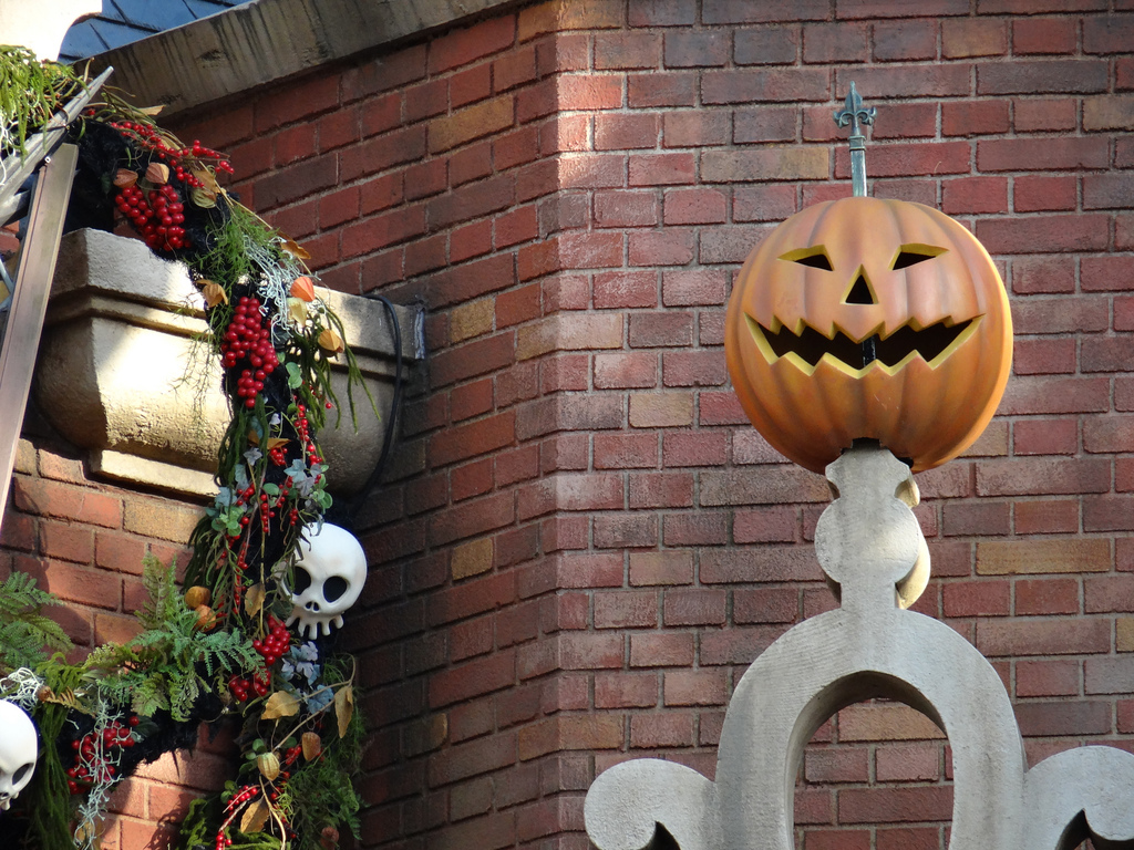 Tokyo Disneyland Fall 2013 - Halloween decorations (photo:  6 8