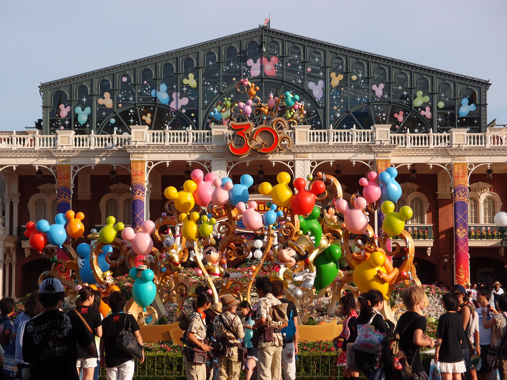 Tokyo Disneyland Fall 2013 - Entrance @ Tokyo Disney Resort (photo: Guilhem Vellut/flickr)